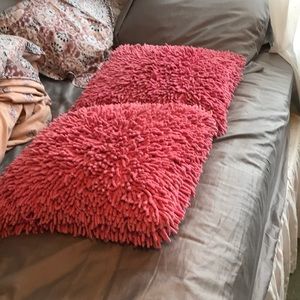 2 shaggy pillows